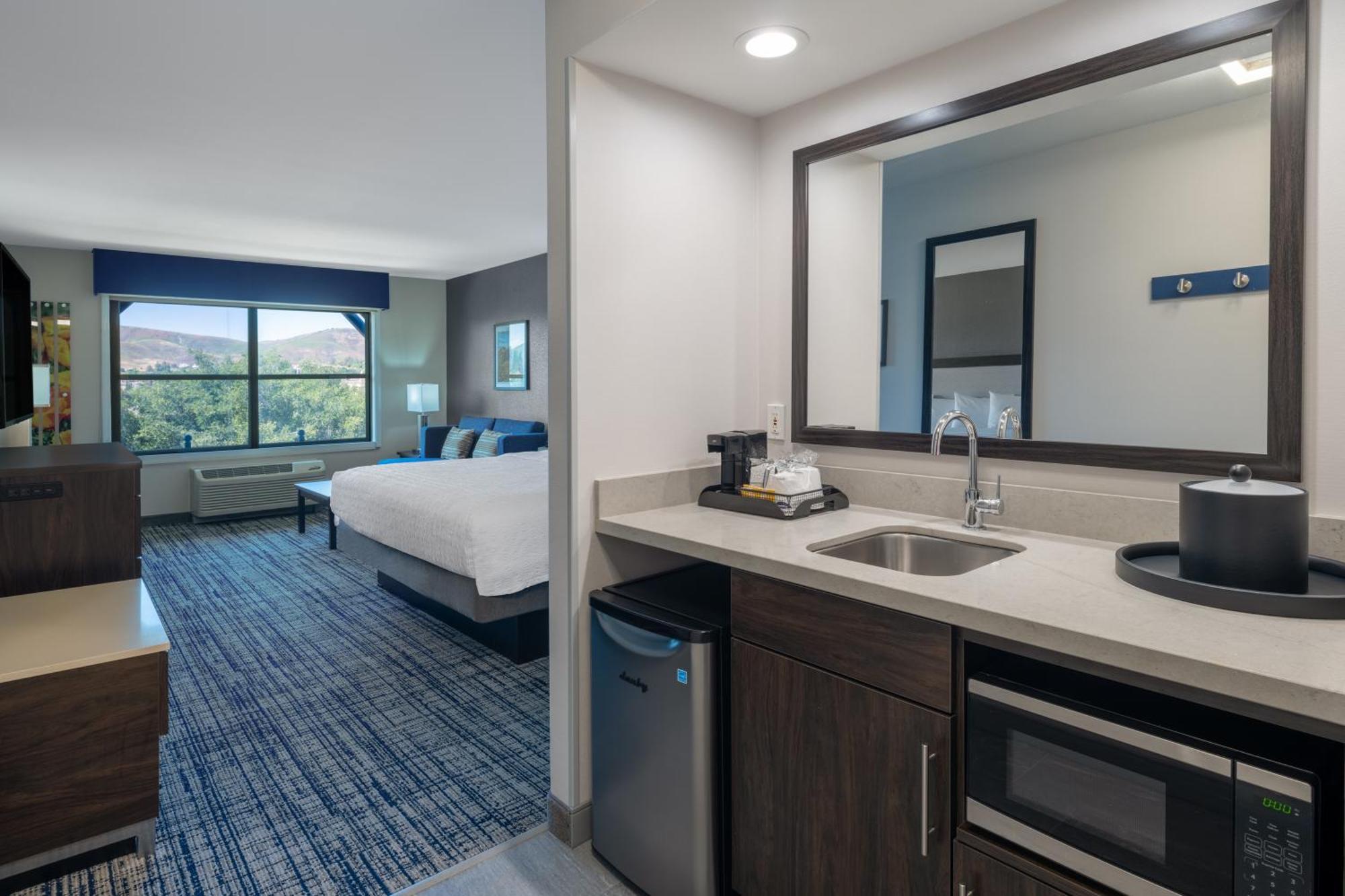 Hampton & Hotel
